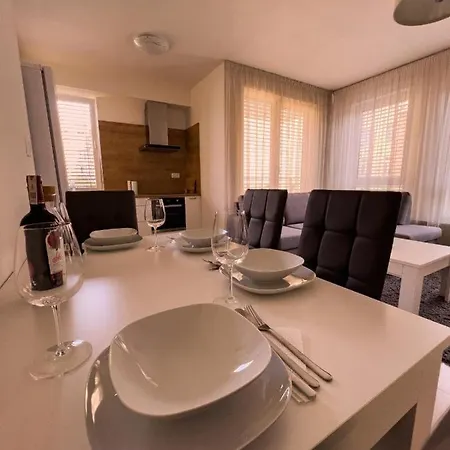 Elegant Escape I - Centre